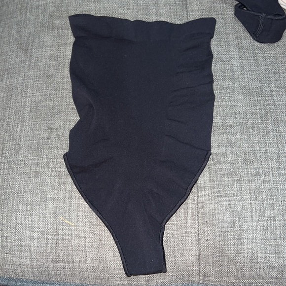 SKIMS SCULPTING THONG - Picture 5 of 10